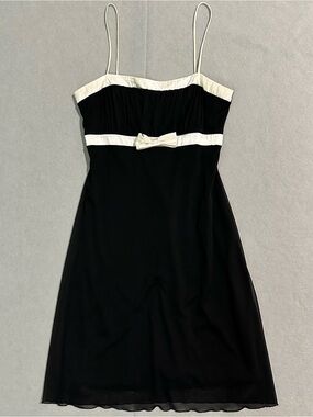 Indossare Black Dress with Cream Trim and Bow
